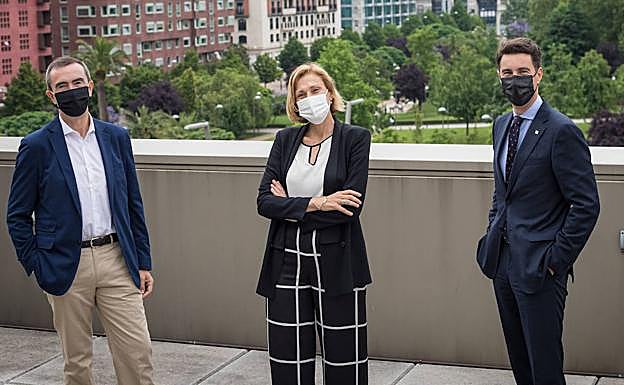 Xabier Mitxelena, Ángela Cobos y Xabier Ochandiano participaron ayer en el foro de ELCORREOsobre la transformación digital.
