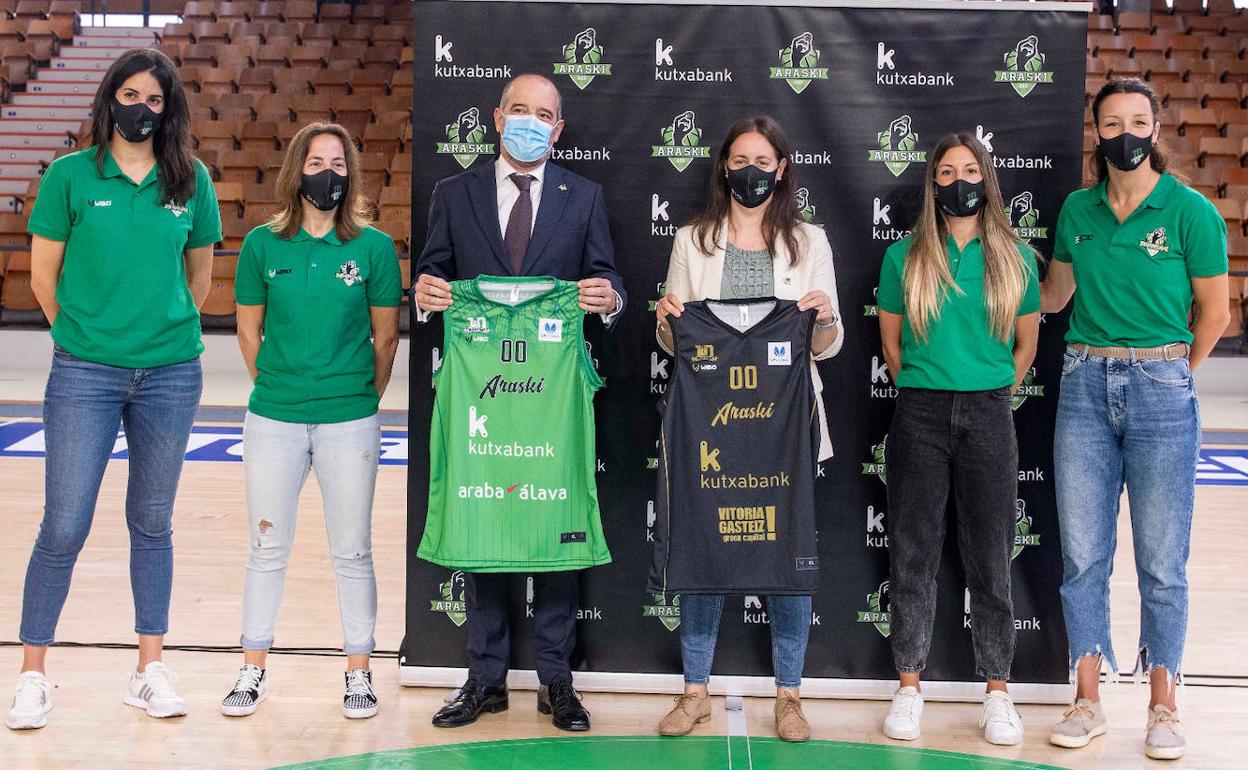 Representantes de la entidad bancaria y del club en el acto de presentación del acuerdo. 