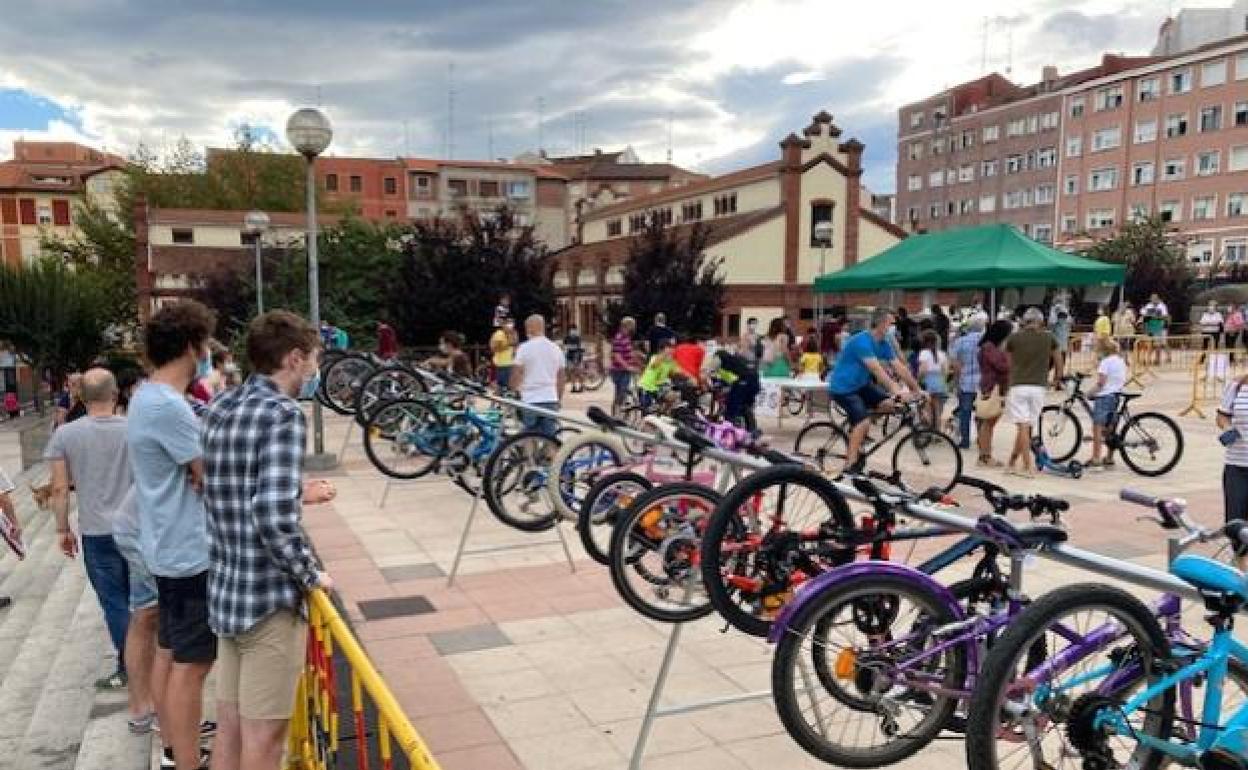 Danubio retroceder deficiencia El mercado de bicicletas de segunda mano de Barakaldo suma ya 150  vendedores para este sábado | El Correo