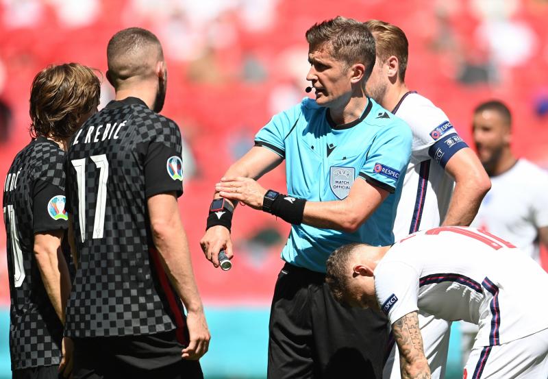 Daniele Orsato pide paciencia a los jugadores croatas durante su enfrentamiento contra Inglaterra.