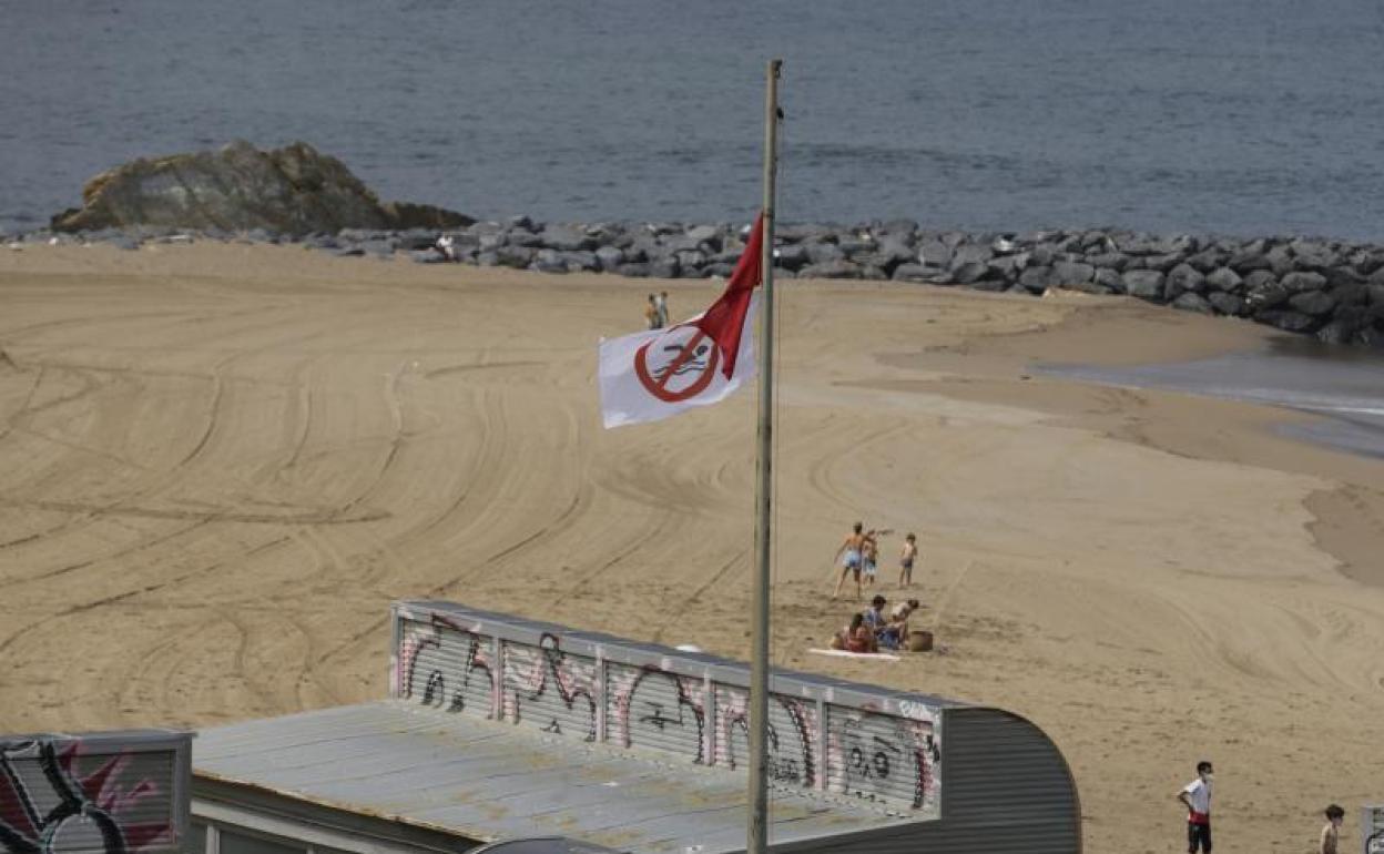 Bandera roja esta mañana en la playa de Arrigunaga. 