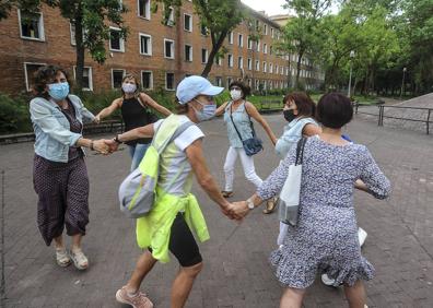 Imagen secundaria 1 - Los que fueron 'los niños y niñas de Olárizu' se abrazaron en el reencuentro y no dudaron en evocar los juegos de su niñez.