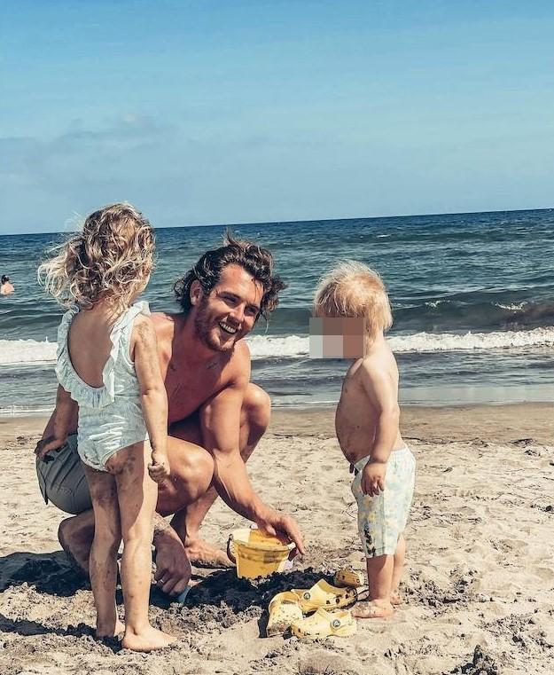 Ibai Gómez con sus dos hijos disfrutando de un relajante día de playa.