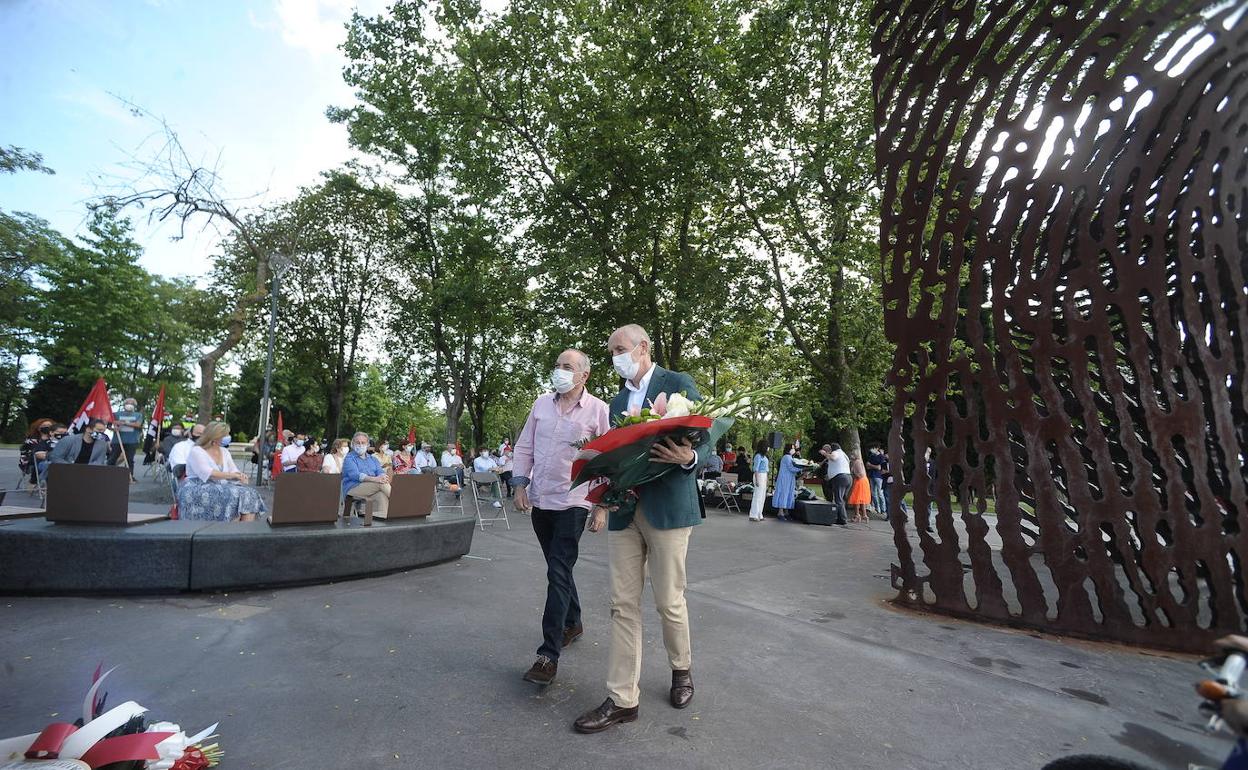 Los consejeros Iñaki Arriola y Josu Erkoreka, durante el acto de reconocimiento en Artxanda. 