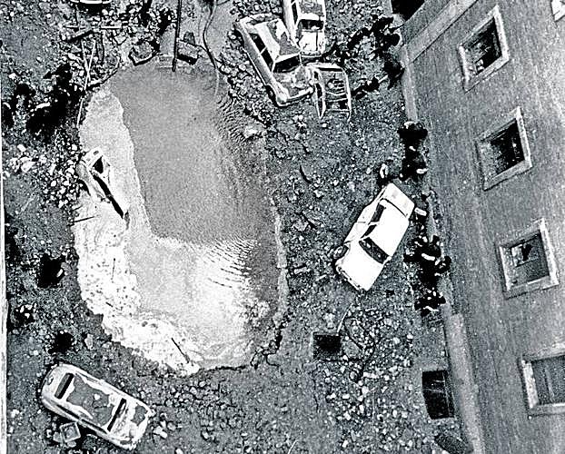 Atentado contra Carrero Blanco. Así quedó la calle Claudio Coello tras la explosión. 