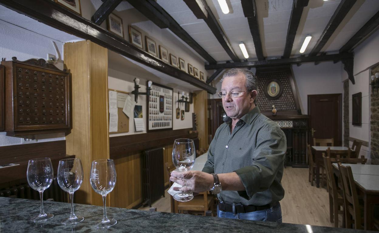 Santi Toledo, presidente de la sociedad gastronómica Zaldiaran, seca unas copas.