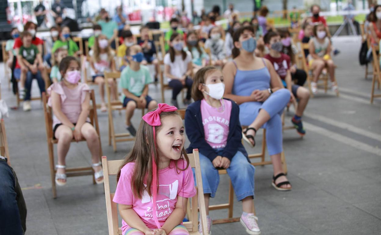 Las actuaciones de Goazen! tuvieron una enorme acogida. El público bailó para festejar la alegría de volver a celebrar el Araba Euskaraz. 