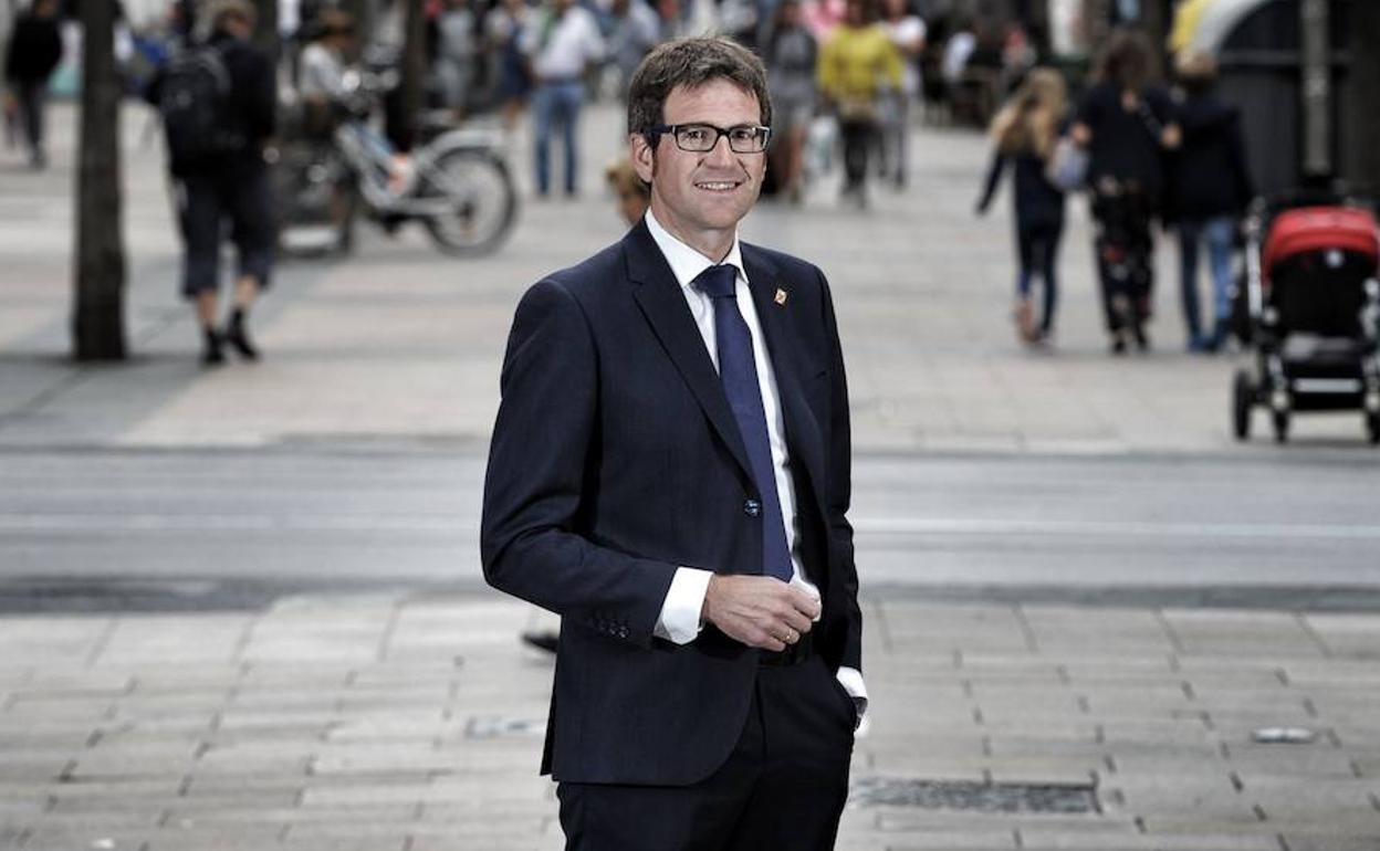 El alcalde de Vitoria, Gorka Urtaran (PNV), en la calle Dato con la estación del tren al fondo.