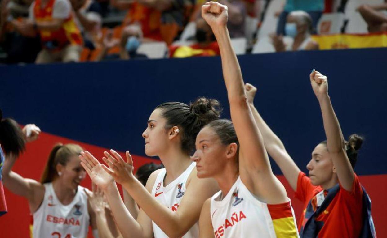 Paula Ginzo y Laia Palau, celebrando junto a sus compañeras una canasta ante Eslovaquia. 