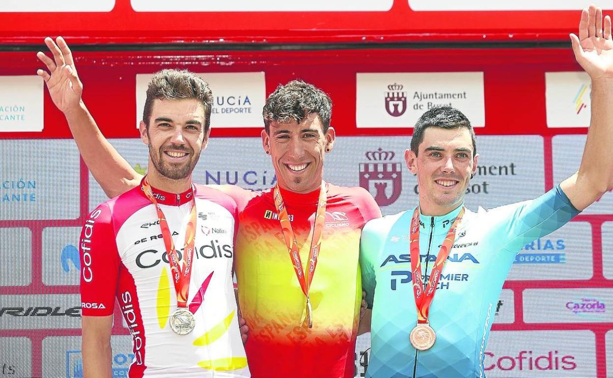 Omar Fraile en el podio, con Jesús Herrada (plata) y Alex Aranburu (bronce).