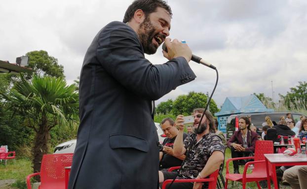 Entre el público se ve a Gorka Bringas y a Dann Hoyos.