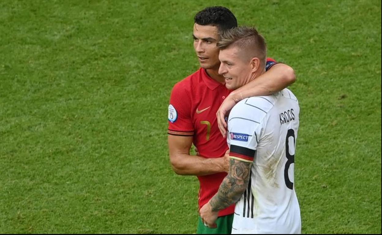 Cristiano felicita a su excompañero Toni Kroos al final del encuentro.