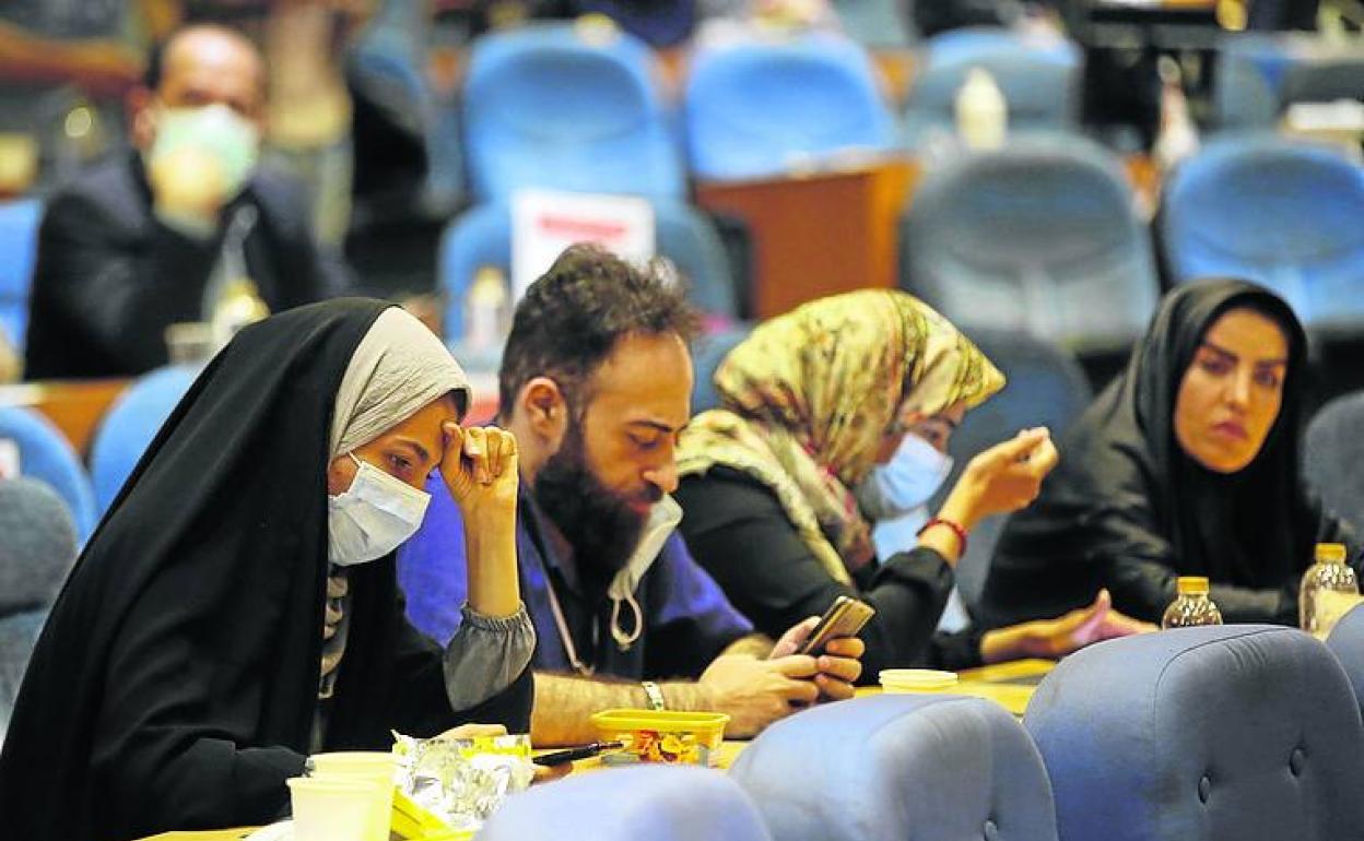 Periodistas iraníes sieguen el recuento de las presidenciales. 