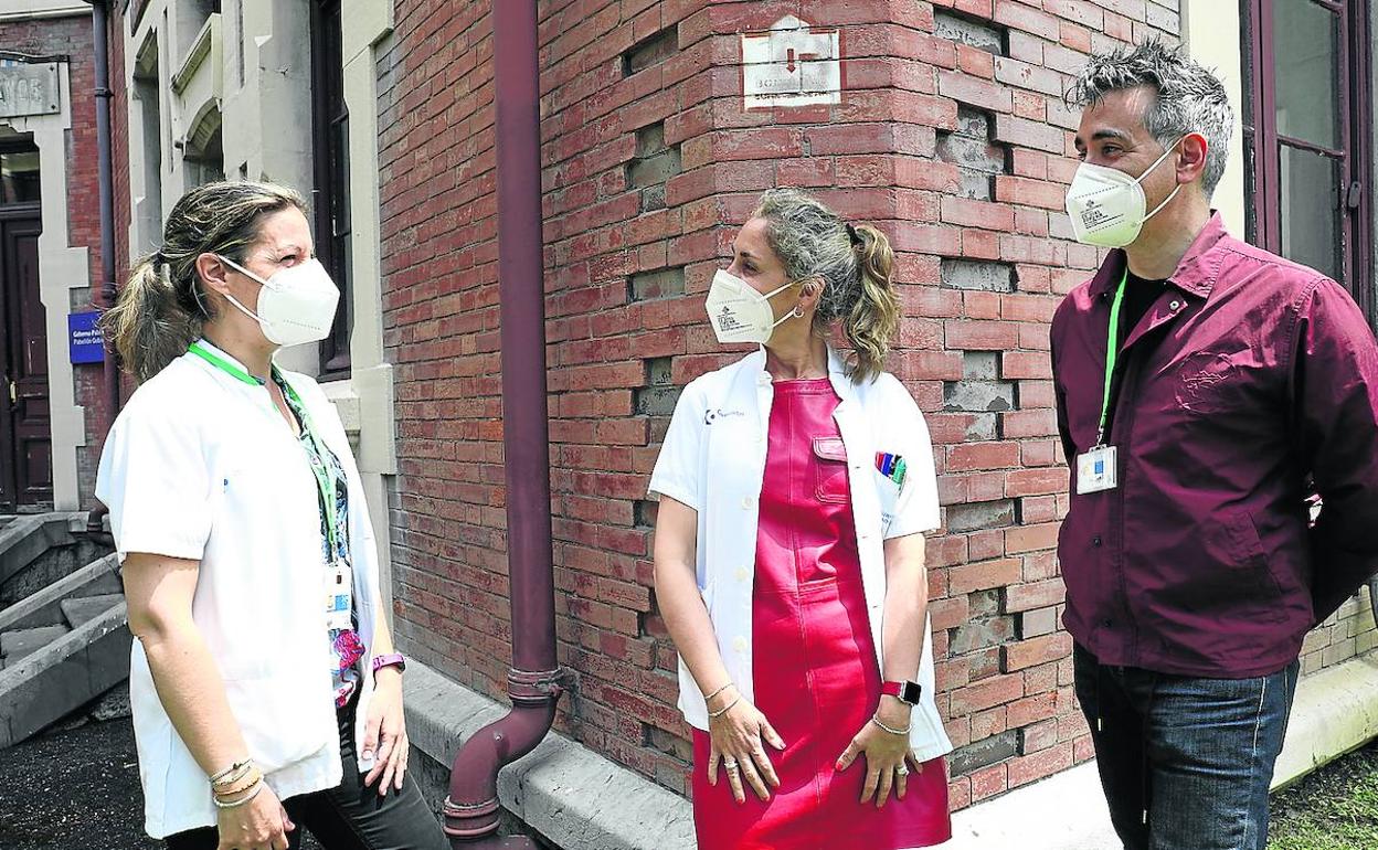 Las neurólogas Natalia Roncero y Cristina Llanera, expertas en Esclerosis Múltiple, junto a Luis Varona, coordinador de la Unidad de ELA. 