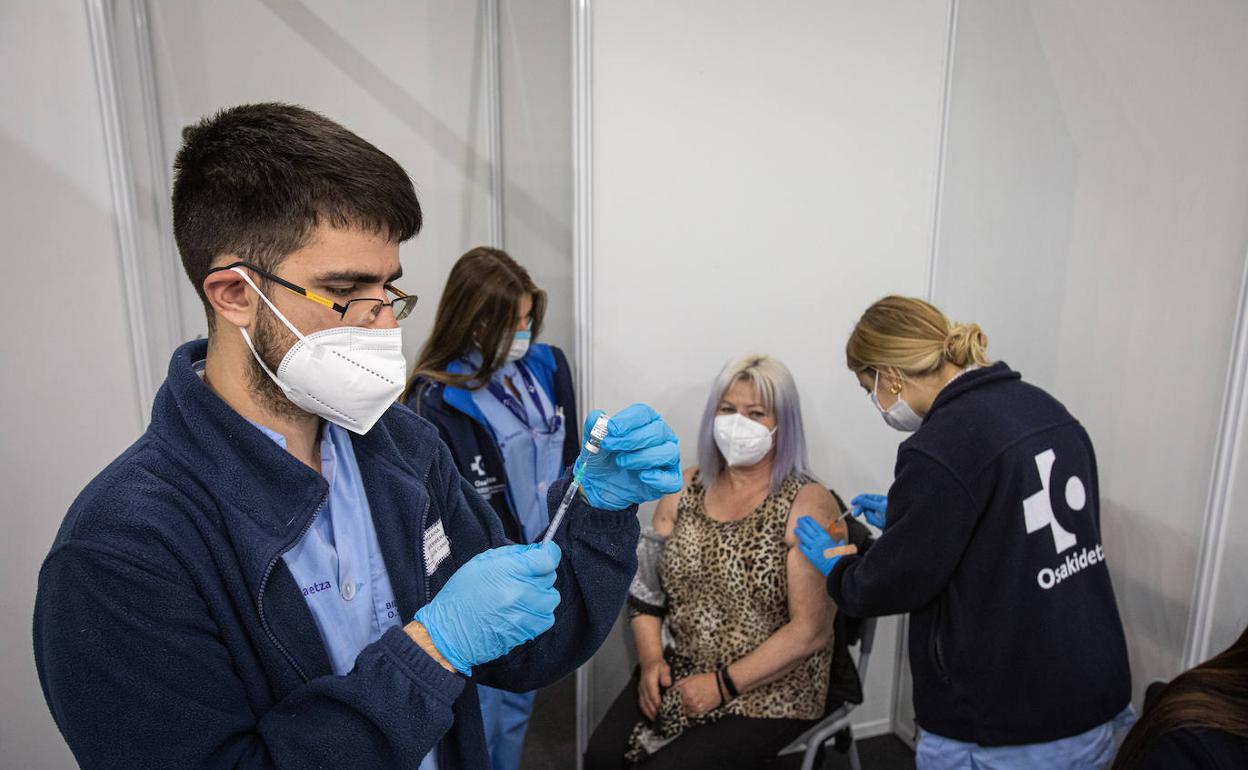 Un sanitario prepara una dosis de la vacuna. 