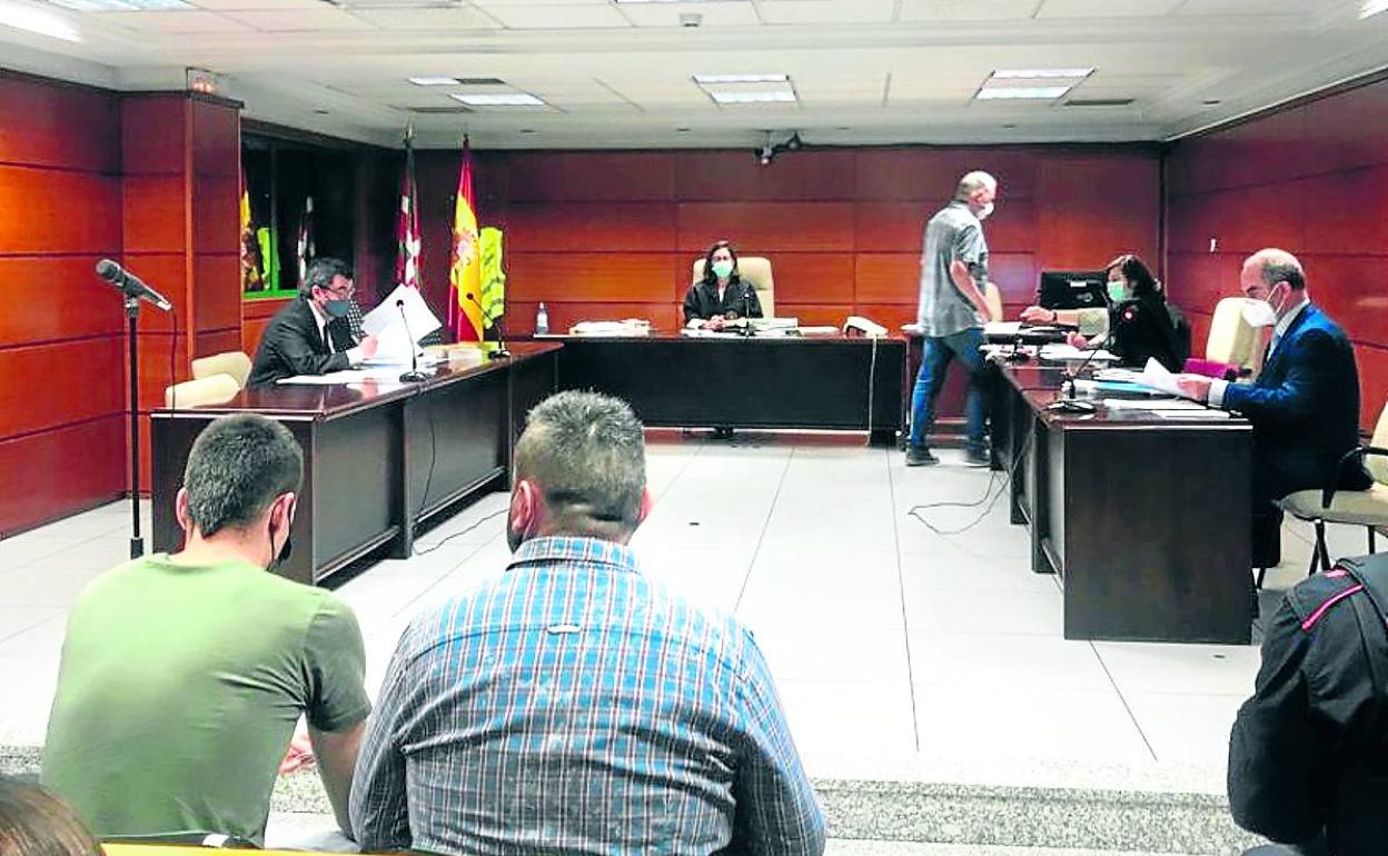 Pedro Nieva, en el centro, fue conducido a los juzgados desde la cárcel de Zaballa. 