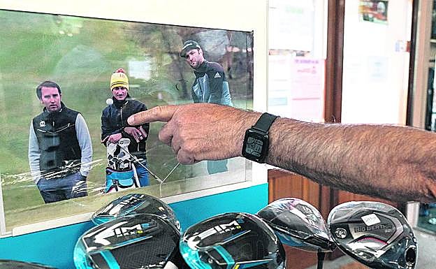 Camaradas. Alberto Ruiz de Olano señala una instantánea suya junto al maestro golfista de Barrika. 