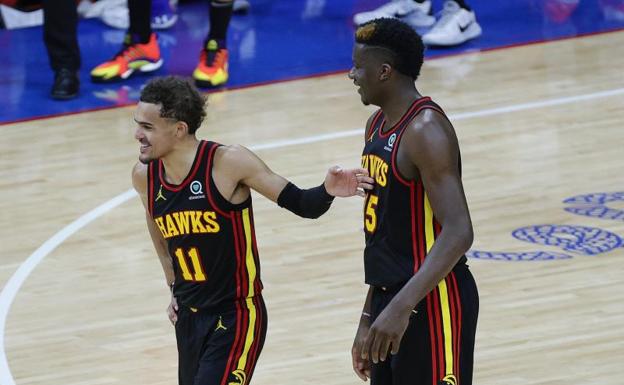 Trae Young eta CLint Capela pozik Ekialdeko finaletan sartu eta gero.