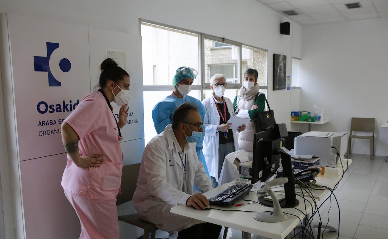 Rastreadores de Osakidetza en un colegio vasco para realizar un cribado a los alumnos.