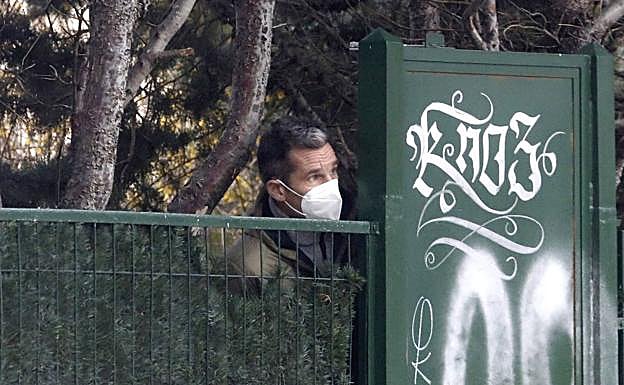 El exduque de Palma, en una de las puertas auxiliares de acceso a la urbanización donde reside su madre. 