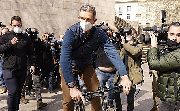 Iñaki Urdangarin a su llegada a su puesto de trabajo en el despacho vitoriano Imaz&Asociados. 