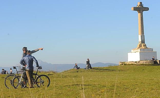 Imagen principal - Arriba, Urdangarin junto a la cruz de Olárizu. Abajo, en su lugar de trabajo y a la salida del Hogar Don Orione, en Madrid, donde trabajó antes de trasladarse a Vitoria. 