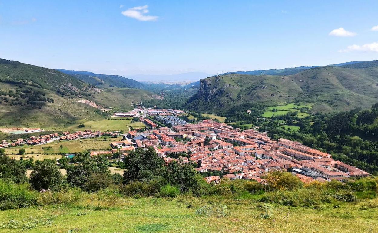 Vista de Ezcaray desde la ermita de Santa Bárbara. 