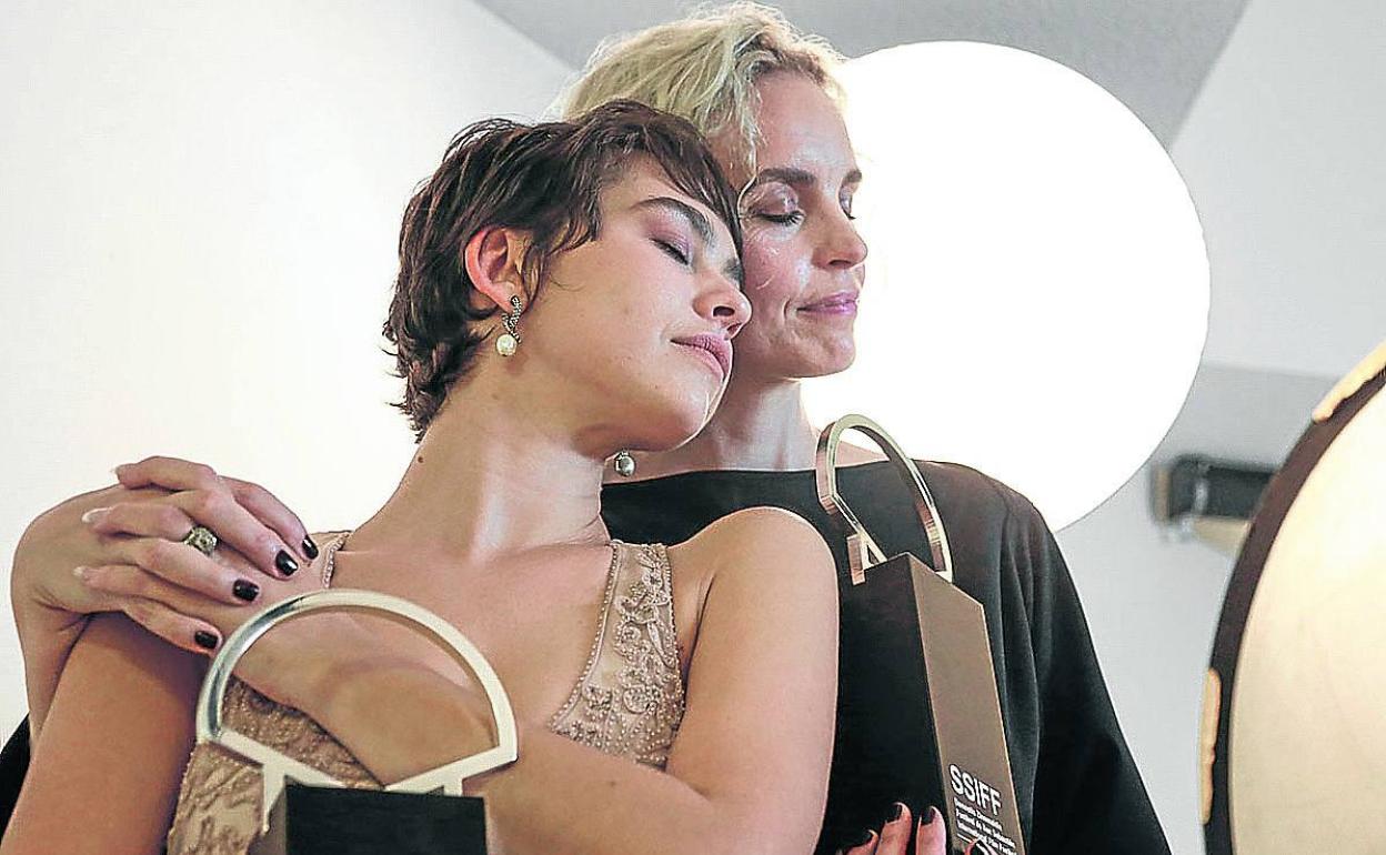 Greta Fernández y Nina Hoss recogen la Concha de Oro ex aequo a la mejor actriz en la edición de 2019. 
