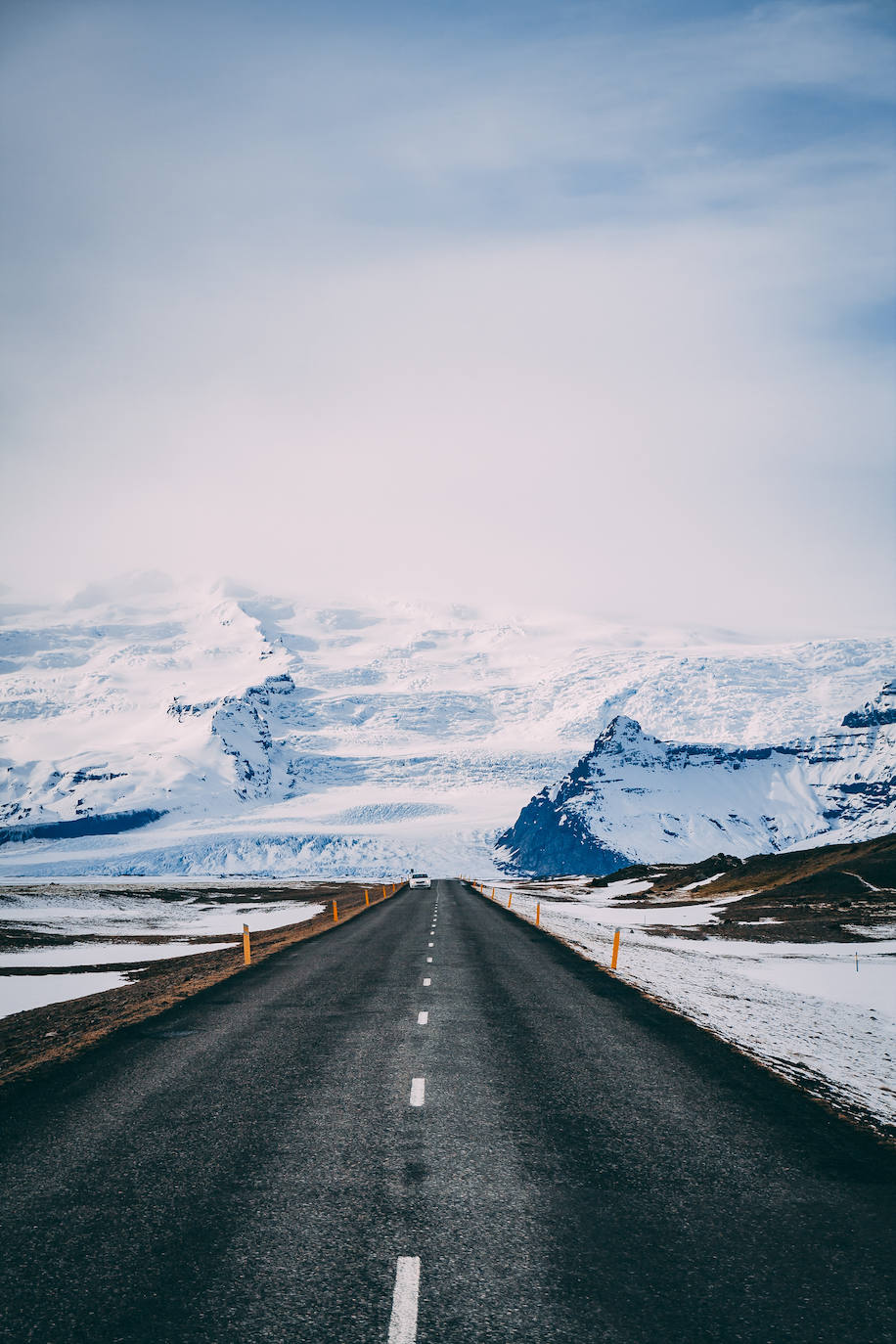 Ring Road, que cuenta solo con un carril por sentido en la mayor parte del trazado y que permite recorrer todo el territorio en 15 o 16 horas, es una de las mejores rutas para visitar Islandia. Siguiéndola te encontrarás con maravillas para la vista como la playa Diamante o los Fiordos del Oeste.