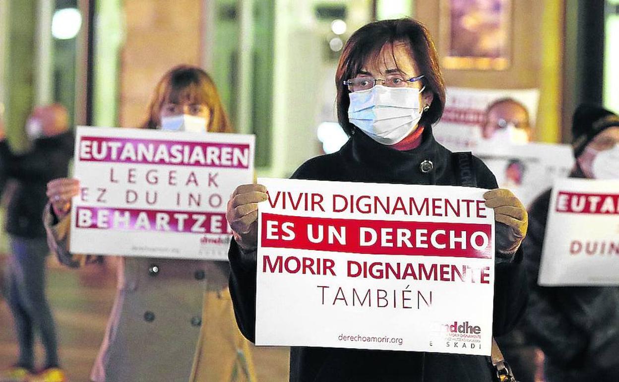 Manifestantes a favor de la eutanasia defienden en las calles de Euskadi «el derecho a una muerte digna». 