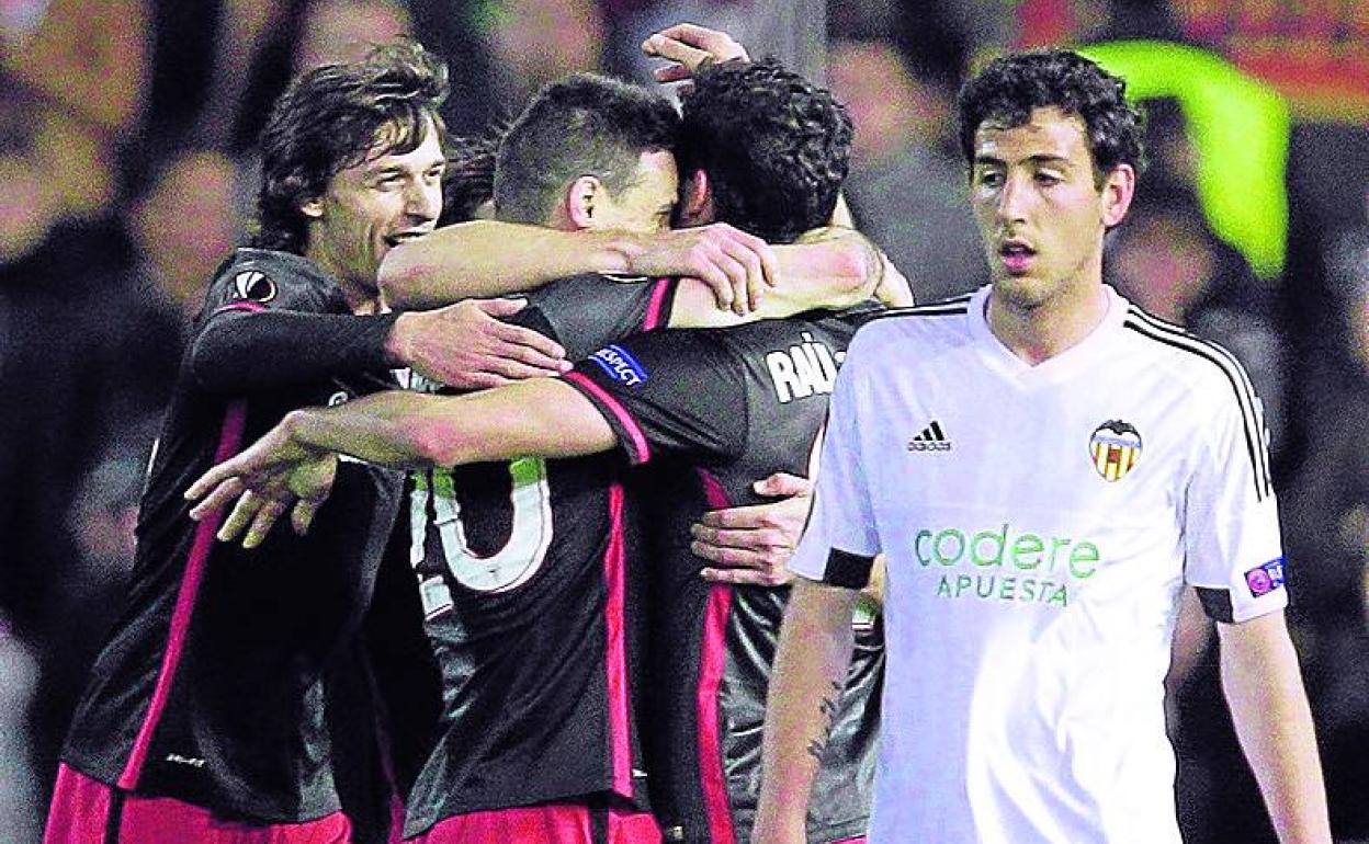 Los rojiblancos celebran su clasificación para cuartos en 2016. 