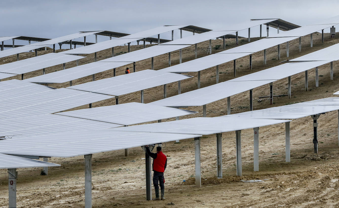 Vista del parque solar Ekian en Arasur, que ocupa 55 hectáreas en el polígono industrial de Ribabellosa.