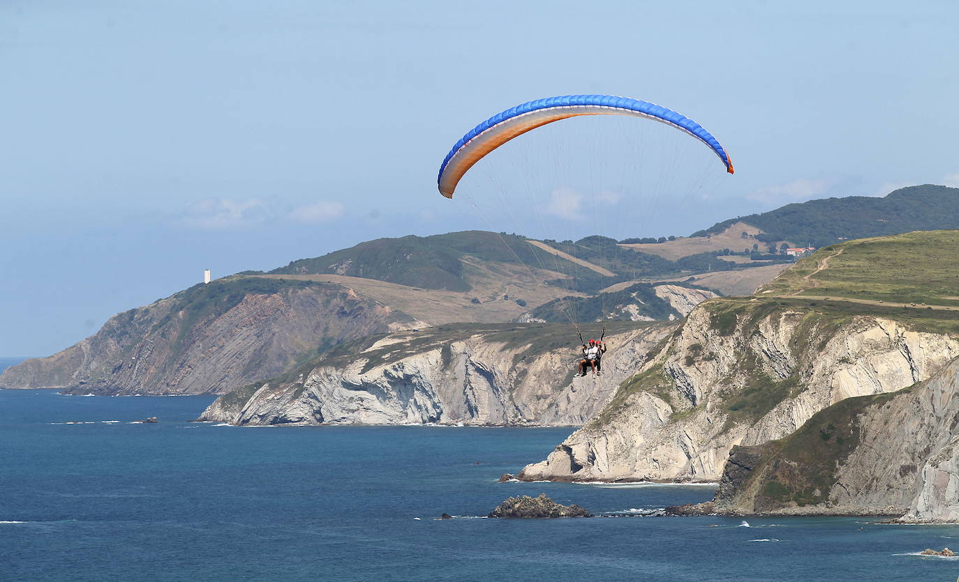 Parapente en Sopela, 'El Conquis' en tu pueblo... cinco actividades de riesgo para hacer al lado de casa