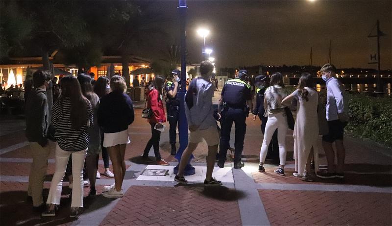 El dispositivo desplegado anoche ha reducido el número de botellones en la vía pública. 