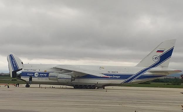 Imagen principal - El coloso aéreo Antonov 124 aterriza en Foronda