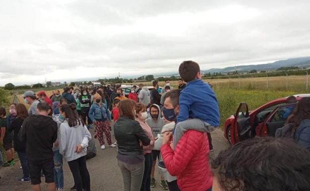 Aficionados que se han congregado en Foronda para ver el Antonov