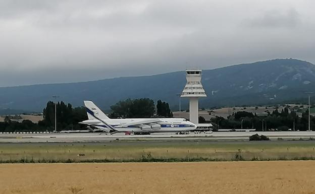 El Antonov a su llegada a Vitoria.