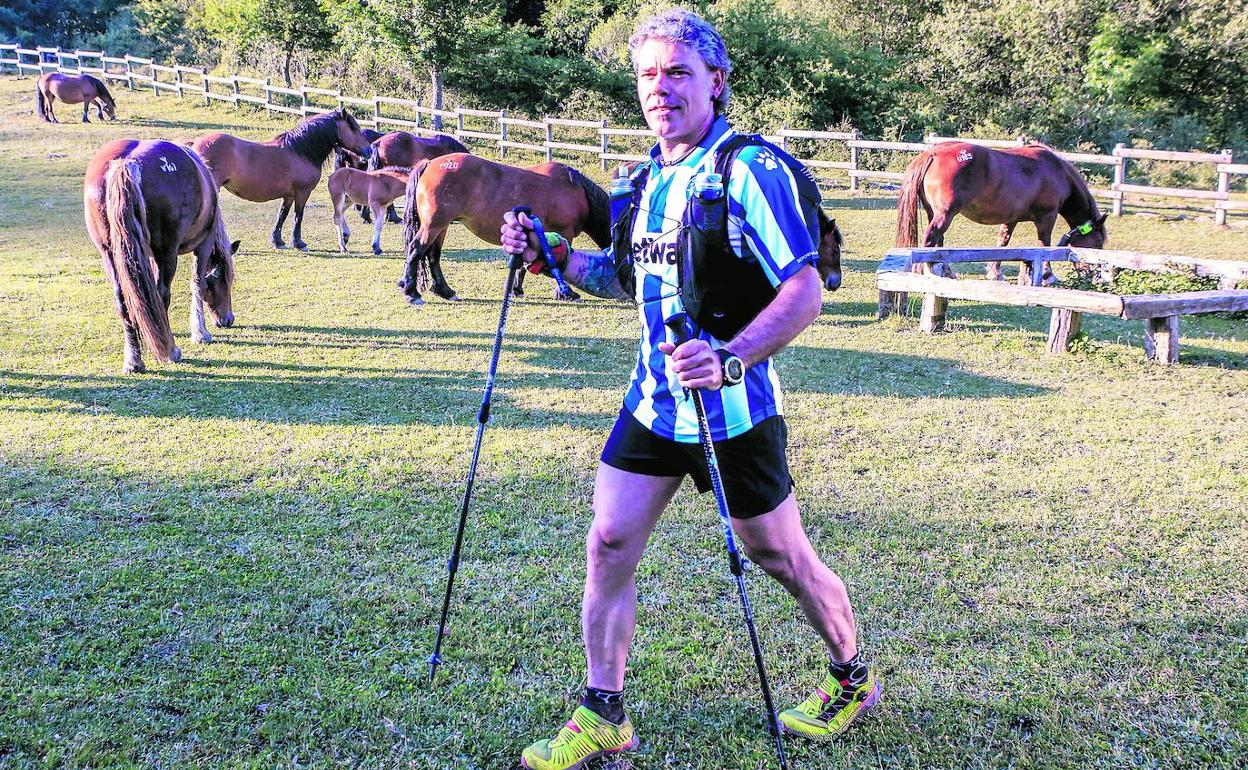 Gorka Tobalina emprende la marcha hacia la cima del Gorbea ataviado con la elástica albiazul. 