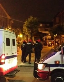 Imagen secundaria 2 - Los agentes irrumpen en la calle Eleizalde, epicentro de la fiesta. 