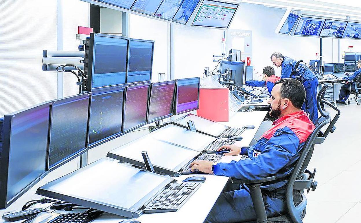 Un equipo de trabajo monitoriza la actividad de la refinería de Petronor, en Muskiz, desde la sala de control. 