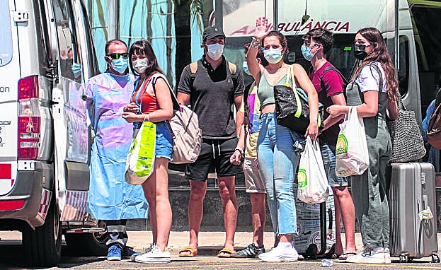 Trasladan a estudiantes al Hotel Palma Bellver, el 'centro covid' donde llevan a jóvenes relacionados con el 'macrobrote'.