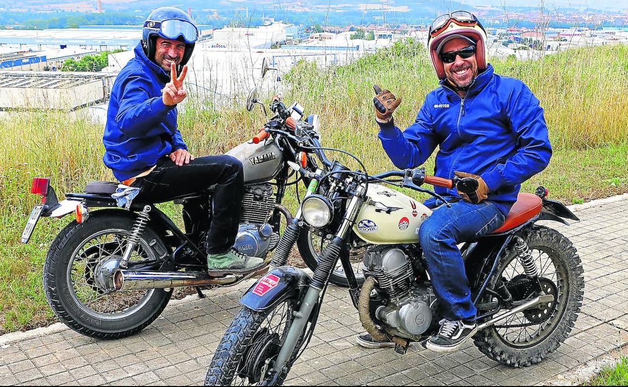 Dos de los integrantes del colectivo 'Gus Monkey Garaje' con sus Cafe Racer. 