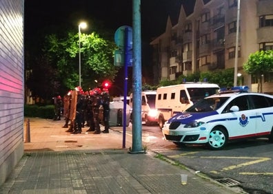 Imagen secundaria 1 - Los agentes irrumpen en la calle Eleizalde, epicentro de la fiesta. 