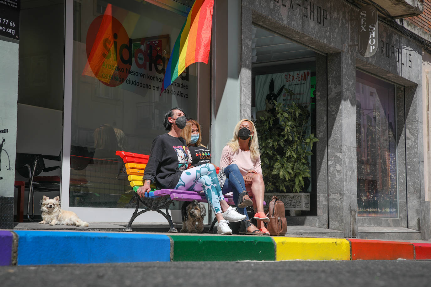 Fotos: Una multitudinaria manifestación recorre las calles de Vitoria en el día del orgullo LGTBI+