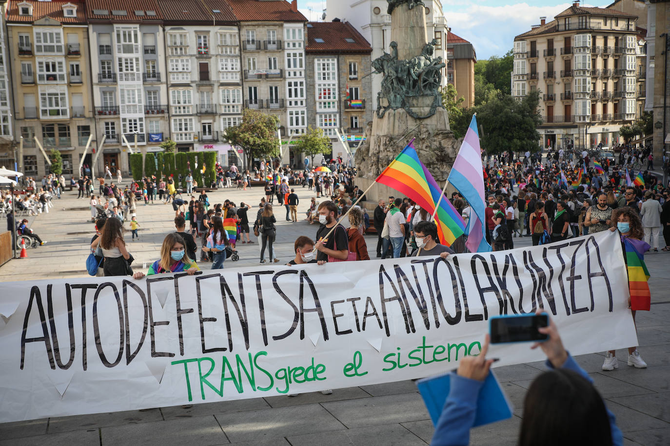 Fotos: Una multitudinaria manifestación recorre las calles de Vitoria en el día del orgullo LGTBI+