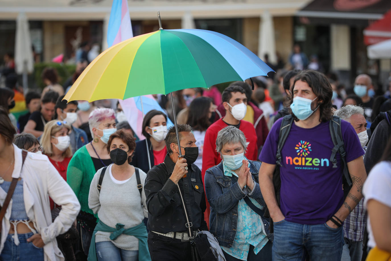 Fotos: Una multitudinaria manifestación recorre las calles de Vitoria en el día del orgullo LGTBI+