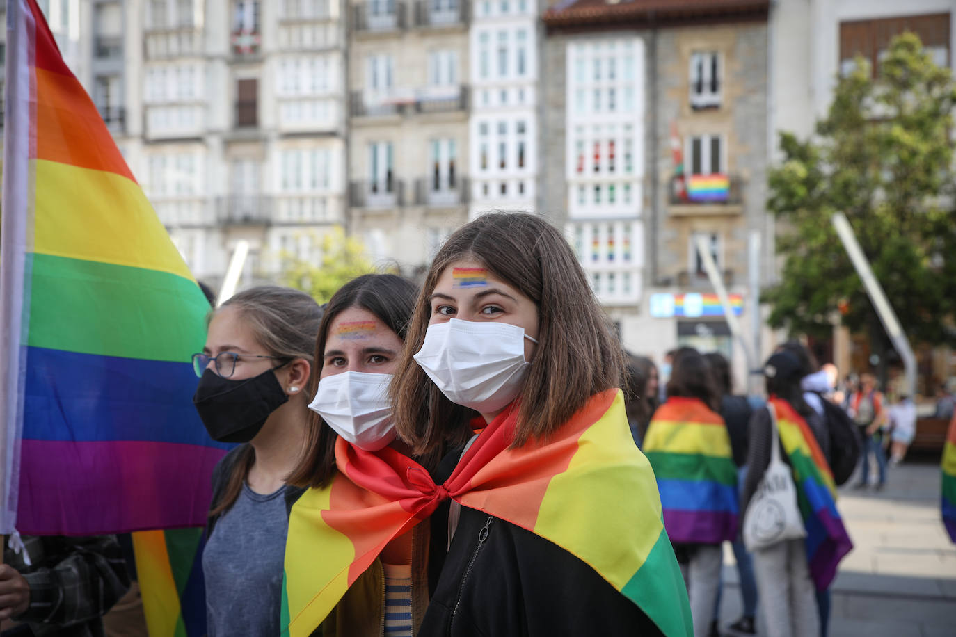 Fotos: Una multitudinaria manifestación recorre las calles de Vitoria en el día del orgullo LGTBI+
