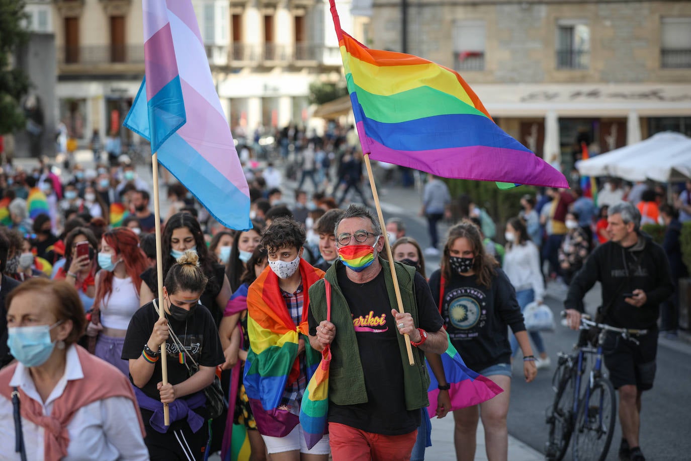 Fotos: Una multitudinaria manifestación recorre las calles de Vitoria en el día del orgullo LGTBI+