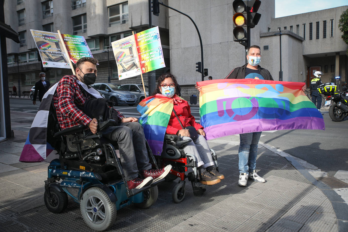 Fotos: Una multitudinaria manifestación recorre las calles de Vitoria en el día del orgullo LGTBI+