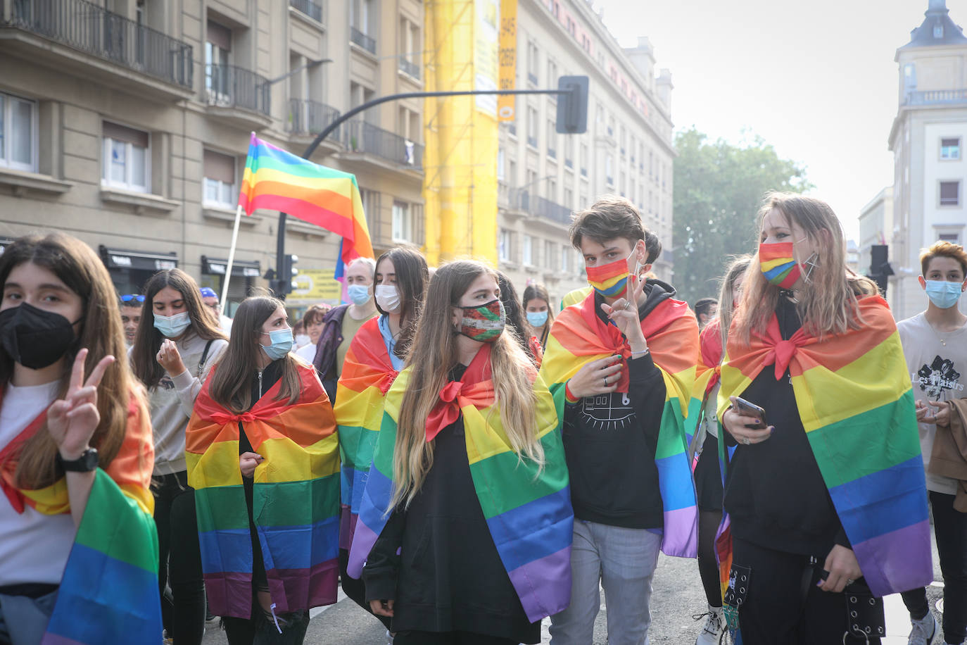Fotos: Una multitudinaria manifestación recorre las calles de Vitoria en el día del orgullo LGTBI+